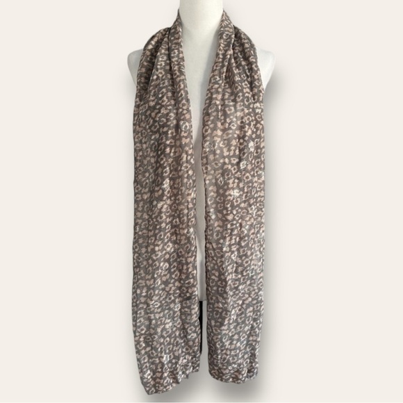 Lug Twist Lightweight Printed Shawl in Leopard Pearl - Picture 3 of 9